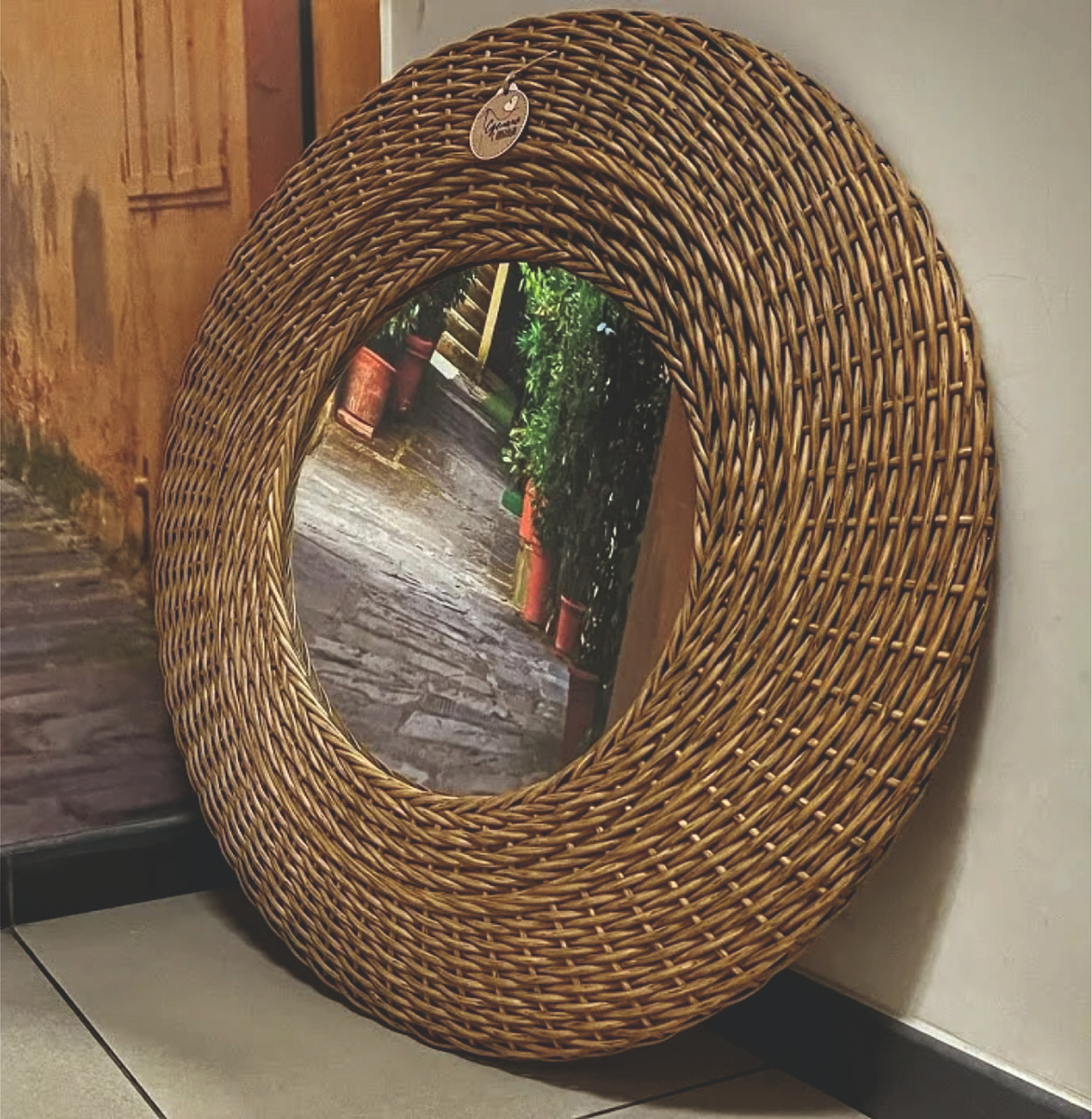 плетёное зеркало из ротанга