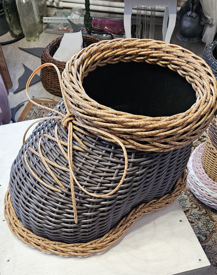плетёная корзина необычной формы из ротанга